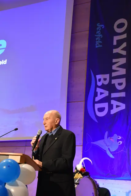 Walter Frenes, von 1955 bis 1997 Tourismusdirektor in Seefeld und damaliger SKZ-Geschäftsführer, entführte die Festgäste in die Zeit, als der Ruf nach einem Sport- und Kongresszentrum lauter wurde.