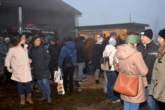 Kulinarische Köstlichkeiten und regionale Aussteller erfreuten die zahlreichen Besucher beim vierten Weihnachtszauber der Oberstein Alpacas in Unter St. Thomas 5, St. Thomas am Blasenstein. | Foto: Zinterhof
