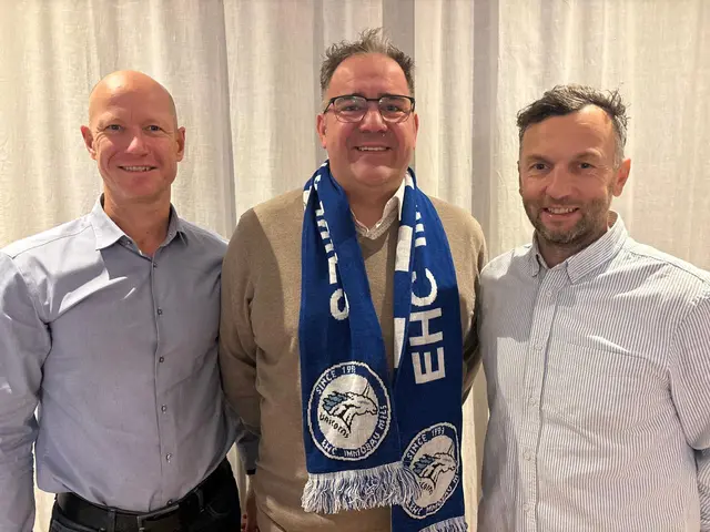 Obmannwechsel beim EHC Mils: Obmann Gregor Lintner (Mitte), Obmann Stv. Klaus Kandler (li.) und Kassier Martin Abentung (re.) | Foto: EHC Immobau Mils
