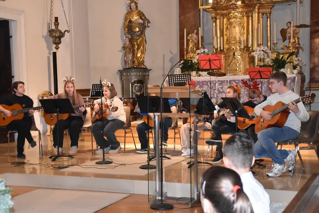 Die Musikschülerinnen und Musikschüler präsentierten ihr Können beim Adventkonzert in der Katholischen Kirche. | Foto: MeinBezirk/Michael Strini
