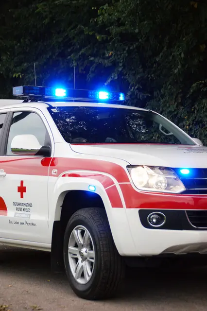 Nach einem tödlichen Verkehrsunfall auf der B74 in St. Peter im Sulmtal standen Rettungskräfte und ein Notarzt im Einsatz. Für den Pkw-Lenker aus dem Bezirk Deutschlandsberg kam jede Hilfe zu spät. | Foto: Rotes Kreuz