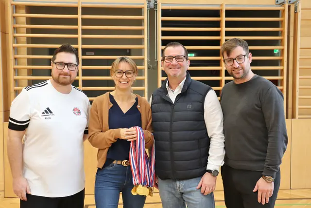 An vier Spieltagen überreichten Pokale, Medaillen und Urkunden Bgm. Manfred Komericky, die Vzbgm. Sabine Jakubzig und Michael Konrad, GK Stephan Scheifinger, GV Fabienne Hatzl, Sport-Ausschussobfrau Monika Dunkl und Kalsdorfer Gemeinderäte sowie Bundesratspräsident Peter Samt, NAbg. Reinhold Maier, LR Stefan Hermann und die LAbg. Günter Wagner und  Markus Konrad. Im Bild: Christian Kauc, Fabienne Hatzl, NAbg. Reinhold Maier und Stephan Scheifinger. | Foto: Edith Ertl
