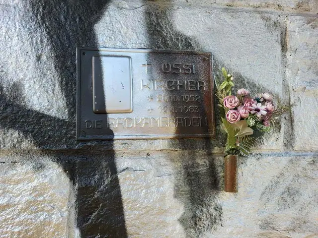 Die Gedenktafel an Ossi Kircher wurde nach der Schmieraktion von zwei Radsportkollegen gereinigt und saniert. | Foto: Mayregger