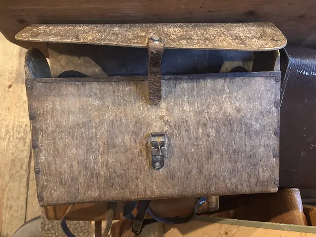 Schultaschen wurden früher aus Holz gefertigt – viel konnte man nicht damit transportieren. | Foto: Heimat- und Museumsverein