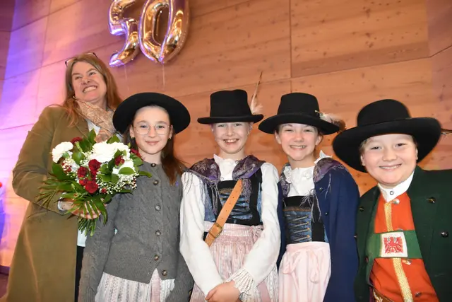 Eine glückliche Bürgermeisterin Andrea Neuner wurde von den Kindern mit einem Blumenstrauß überrascht.