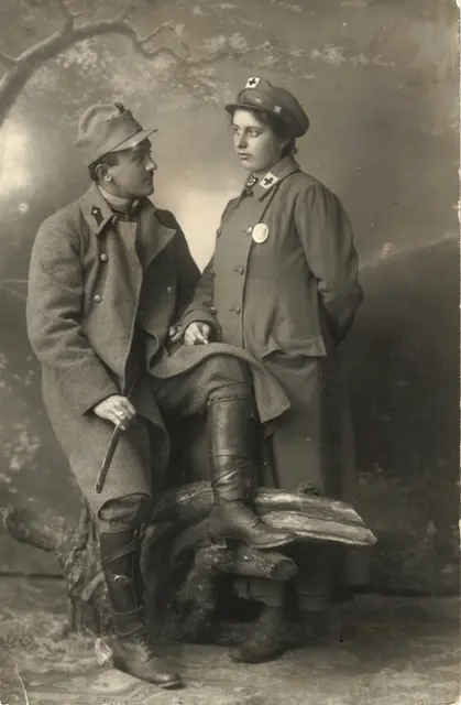 Dieser Soldat verdankt Paula sein Leben. Das Foto mit seiner Retterin entstand bei einem Fronturlaub im Studio. | Foto: Familien Lehner-Herbe/ Fotorepro Eckhart Herbe