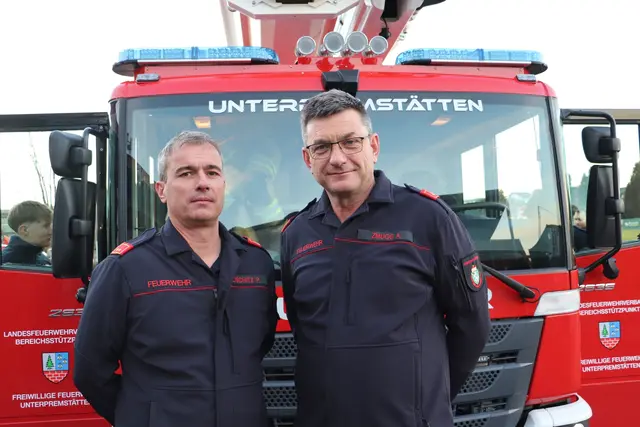 OBI Peter Roschitz und HBI Alois Zmugg vor der neuen Teleskopmastbühne der FF Unterpremstätten. | Foto: Edith Ertl