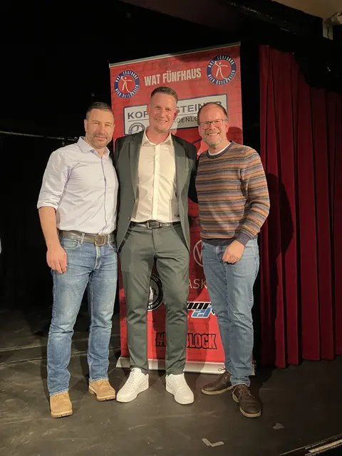 Bei der Weihnachtsfeier des WAT Fünfhaus Handball demonstrierten der Bezirksvorsteher des 15. Bezirks, Dietmar Baurecht (SPÖ, rechts im Bild), Fünfhaus-Obmann Florian Bohata (Mitte) und Schmelz-Turnier-Organisator Christoph Zeiml die Bedeutung Zusammenhalts in und mit Sportvereinen.  | Foto: Karl Ettinger
