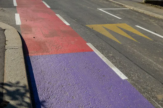 Farbspiele auf den Innsbrucker Radwegen, wobei die Farben unterschiedliche Bedeutung haben. | Foto: ©IKM/F.Bär