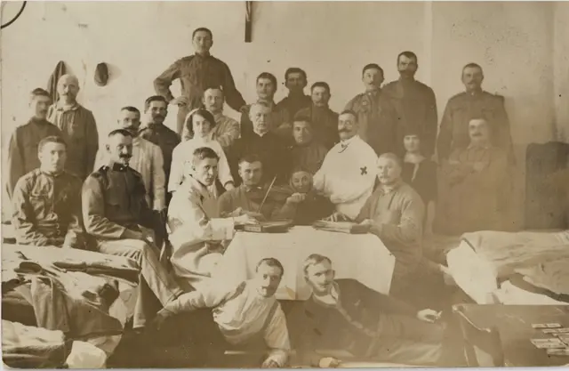Vater, Tochter  und weitere Helfer - die Uniformen weisen auf den schon laufenden Krieg hin, damals noch weit weg von Österreich. | Foto: Familien Lehner-Herbe/ Fotorepro Eckhart Herbe