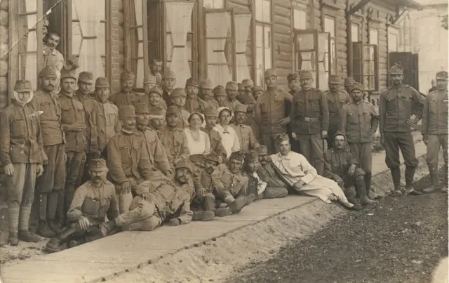 Immer mehr Soldaten zu versorgen - die wenigen Rotkreuzschwestern auf der Sanitätsstation in Jekatarinoslaw in der heutigen Ukraine leisteten Übermenschliches. | Foto: Familien Lehner-Herbe/ Fotorepro Eckhart Herbe