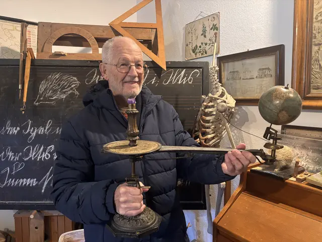 Christian Habersack mit seinem Lieblingsexponat in der alten Schulklasse: einem Tellurium aus der Zeit um 1880. | Foto: Weymayer