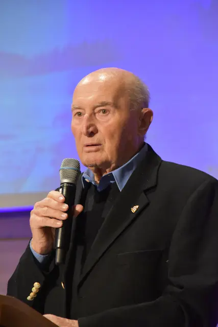 Walter Frenes, von 1955 bis 1997 Tourismusdirektor in Seefeld und damaliger SKZ-Geschäftsführer, entführte die Festgäste in die Zeit, als der Ruf nach einem Sport- und Kongresszentrum lauter wurde.
