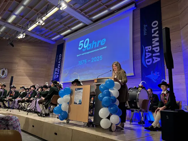 Festakt im Saal Olympia des Sport- und Kongresszentrum: Bürgermeisterin Andrea Neuner, seit Mai 2024 auch Geschäftsführerin des Hauses, freute sich über die Anwesenheit viele Ehrengäste, die MitarbeiterInnen und Wegbereiter dieses Gebäudes von damals und heute.