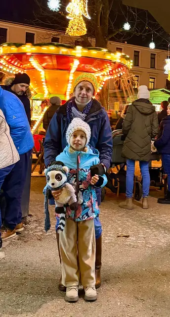 Mit Mama und dem Klassenmaskottchen beim Ponyreiten.