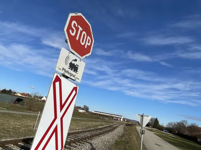 An steirischen Eisenbahnkreuzungen kam es in den vergangenen 20 Jahren zu 102 Unfällen mit Personenschaden. Mit dem Fahrplanwechsel und dichteren Zugfolgen appelliert das Land zu erhöhter Aufmerksamkeit an Bahnübergängen. | Foto: Sandra Schütz