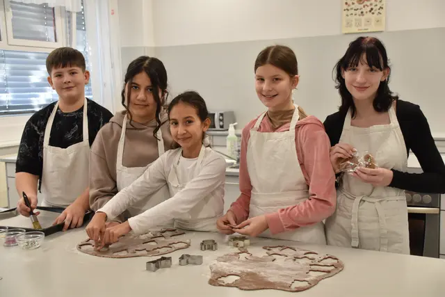 Die Schülerinnen und Schüler backten Kekse und Lebkuchen. | Foto: MeinBezirk/Michael Strini