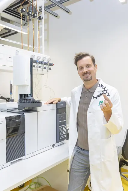 Der Grazer Molekularbiologe Gernot Grabner forscht an der Med Uni Graz zu Lipidstoffwechsel und genetischen Risikofaktoren der Fettleber - mit dem Ziel neue therapeutische Ansätze für chronische Lebererkrankungen zu entwickeln. | Foto: Med Uni Graz/Foto Fischer