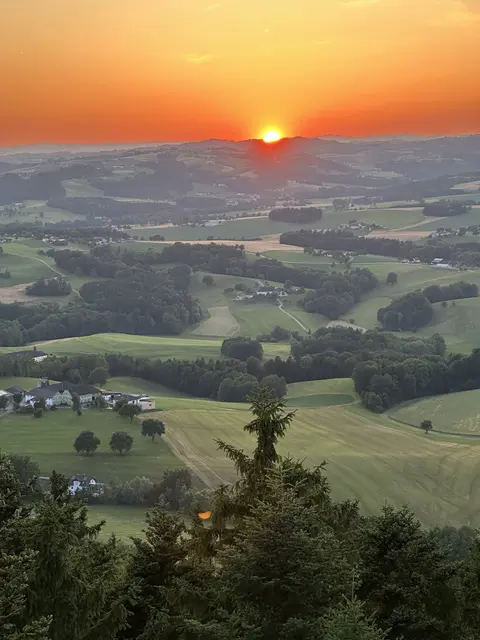 Sonnenuntergang zur Sonnenwende, fotografiert auf der Gobelwarte in Grein. | Foto: Maria Hayder-Gassner