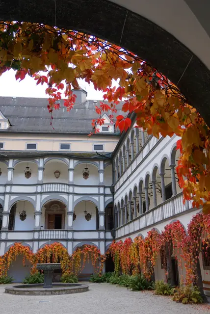 Zauberhafter Innenhof der Greinburg im Oktober. | Foto: Eva Mitmasser