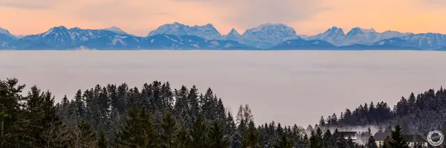 Dezember: Blick vom Schanzberg, St. Georgen am Walde, über das Nebelmeer auf das Hochtor, den Großen Ödstein und den Großen Buchstein. Frei nach Reinhard Mey: "Über dem Nebel muss die Freiheit wohl grenzenlos sein ..." | Foto: Bruno Haneder