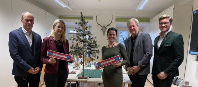 Bei der Jurysitzung der Advent-Challenge 2025 stellten Simon Koiner-Graupp (Volkskultur Steiermark), Roland Reischl (MeinBezirk), Martina Lienhart (Steirische Christbaumbauern), Martina Schweiggl (MeinBezirk) und Dompfarrer Ewald Pristavec (v.r) steirisches Brauchtum in den Mittelpunkt. | Foto: Volkskultur Steiermark