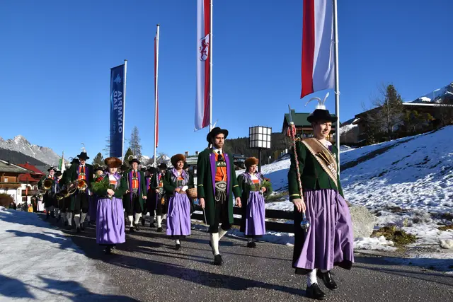 Bürgermusikkapelle und Seefelder Schützen marschierten zum Festakt ein.