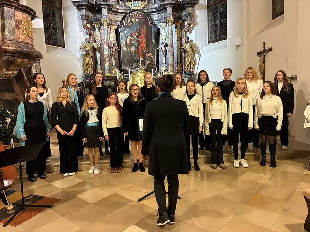 Chorleiterin Alexandra Rieger mit Ihrem Mädchenchor. | Foto: Anna Maria Kaufmann