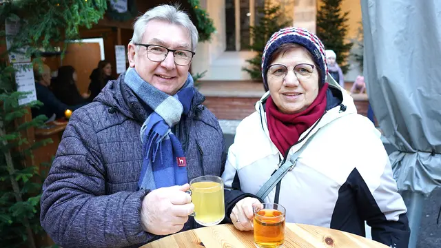 Ein Punsch, Glühwein oder Tee darf bei der Dorfweihnacht in Schönbach nicht fehlen. | Foto: Franz Fichtinger