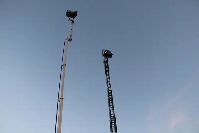 Die Höhe zum Vergleich: links die Teleskopmastbühne, rechts die Drehleiter | Foto: Edith Ertl