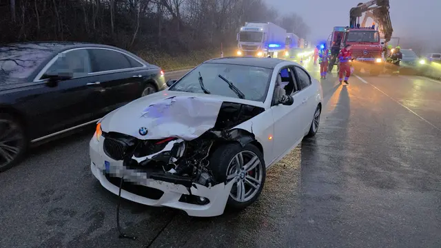 Verkehrsunfall auf der A1: Einsatzkräfte von Feuerwehr, Rettung und Polizei bei der Unfallstelle auf der Westautobahn in Niederösterreich. | Foto: DOKU NÖ