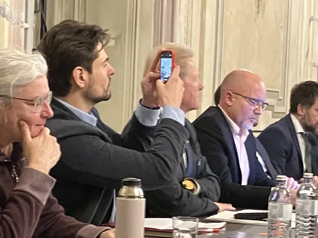 Stadtrat Stefan Rabits (SPÖ) filmt die Wortmeldung seines Parteikollegen Thomas Sztavinovski | Foto: Gabriela Stockmann