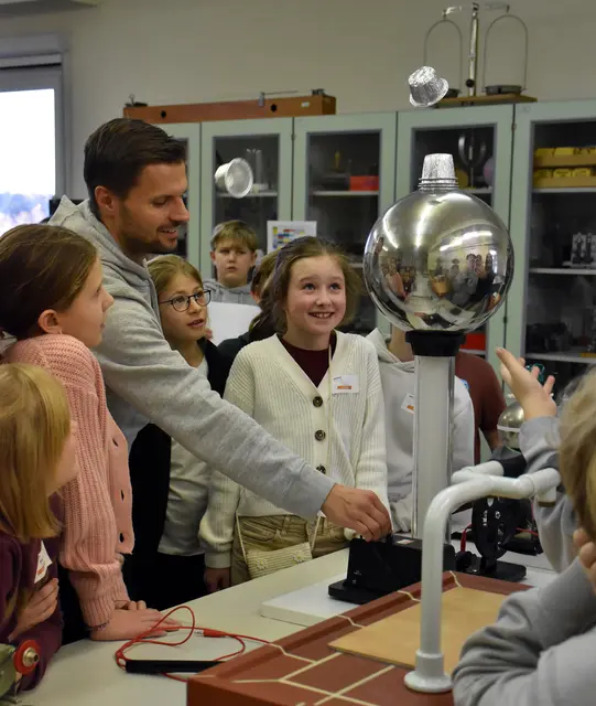 Faszinierende Experimente gab es auch beim Tag der offenen Tür in der Unterstufe. | Foto: Wimmer Gymnasium