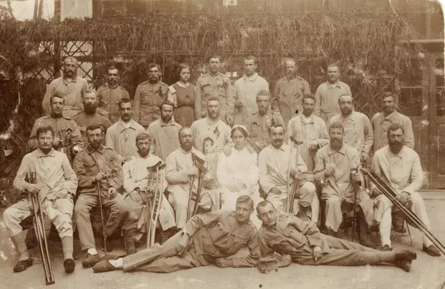 Der Engel der Soldaten: Paula Lehner inmitten ihrer Patienten anno 1916 an der Russlandfront. | Foto: Familien Lehner-Herbe/ Fotorepro Eckhart Herbe