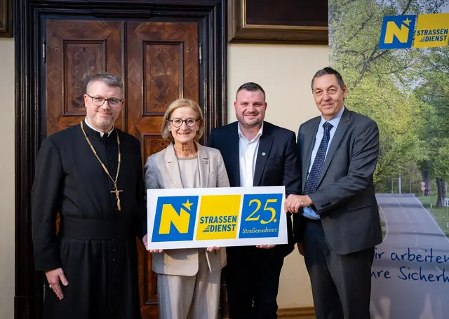 Beim 25. Straßenadvent des NÖ Straßendienstes im Stift Herzogenburg (v.l.n.r.): Propst Petrus Stockinger, Landeshauptfrau Johanna Mikl-Leitner, Landtagsabgeordneter Christian Brenner und Straßenbaudirektor Josef Decker. | Foto: NLK Pfeffer
