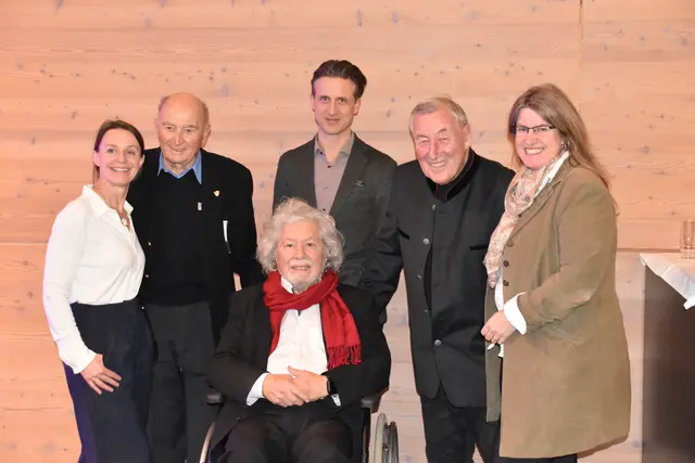 SKZ-Prokuristin Simone Fuchs, ehem. TVb-Dir. und SKZ-GF Walter Frenes, TVB-GF Elias Walser, Alt-Bgm. Erwin Seelos und Bgm.in Andrea Neuner mit Architekt Michael Prachensky.