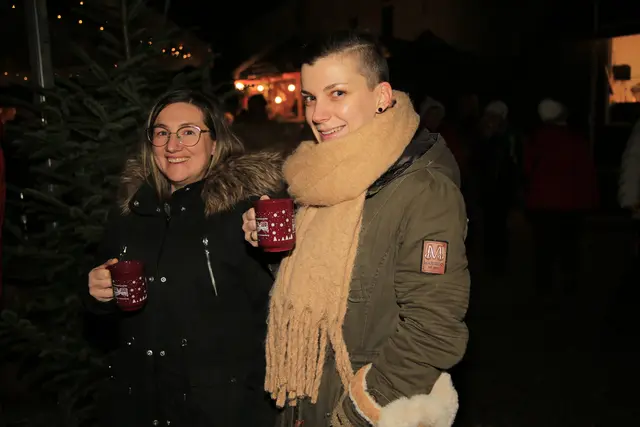 Sabrina gönnte sich mit ihrer Schwägerin Kerstin einen Punsch | Foto: Foto Thomas Fischer