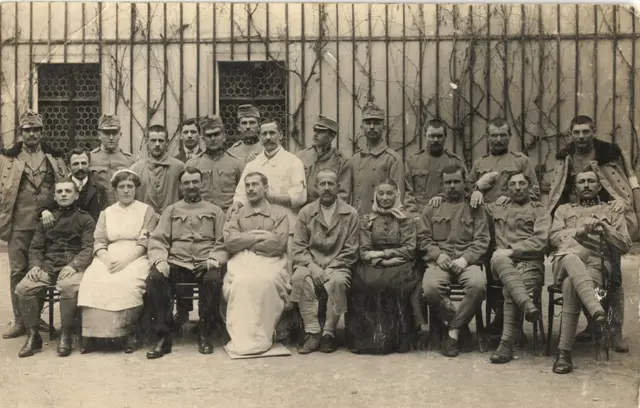Auch hier prägen Uniformen  das Aussehen der Helfer. | Foto: Familien Lehner-Herbe/ Fotorepro Eckhart Herbe