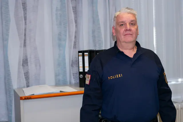 Richard Trittinger ist Teil der Taskforce SOLBE. Hinter ihm: ein Teil der Aktenordner zu den Betrugsfällen. | Foto: Santrucek