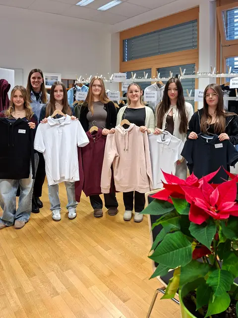 Selbstgemachte Shirts und Hoodies kamen besonders gut an. | Foto: HAK Spittal