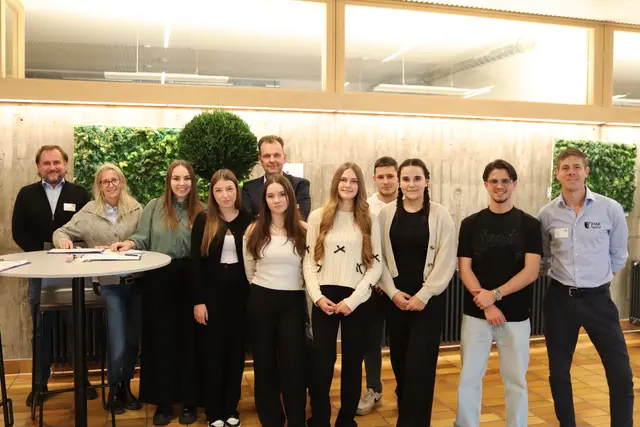 Direktor Reinhold Strobl (Mitte hinten) und die vielen engagierten Schüler und Lehrer der HAK Spittal begrüßten viele Interessenten. | Foto: MeinBezirk.at