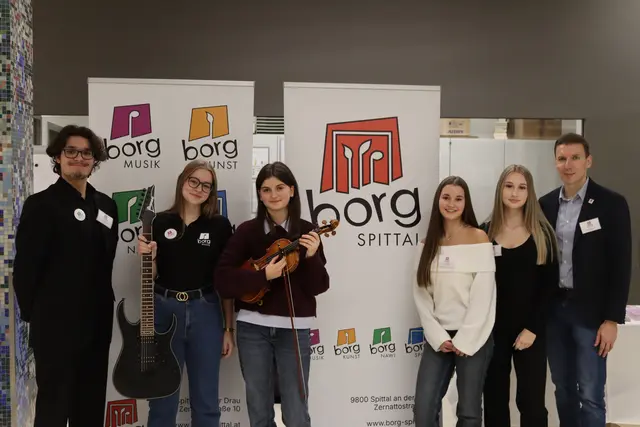 Direktor Erich Huber und seine engagierten Schüler aus verscheidenen Zweigen | Foto: MeinBezirk.at