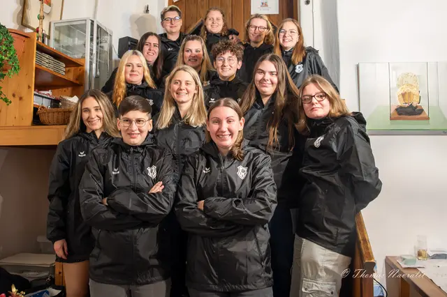 Mit den neuen Regenjacken hatten die Spielerinnen sichtlich große Freude. | Foto: Thomas Navratil