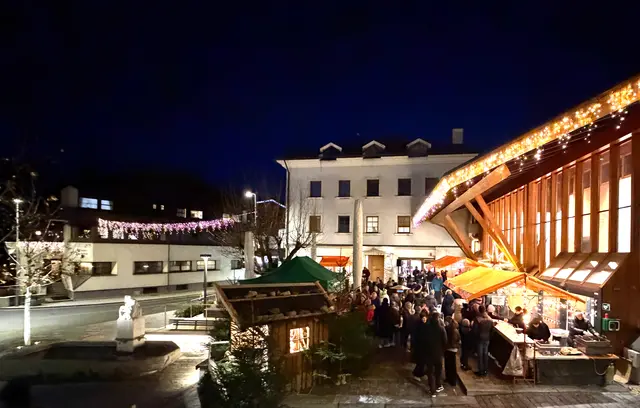 19. Aldiger Adventnachmittag bei der Aldranser Dorfkrippe vor dem Gemeindesaal Aldrans. | Foto: Julius Skamen