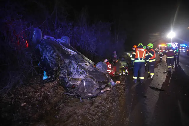 Gegen 19:45 Uhr wurden mehrere Verkehrsstreifen aufgrund einer E-Call-Auslösung nach einem schweren Unfall auf der Marchtrenker Landesstraße gerufen. | Foto: laumat.at/Christian Schürrer