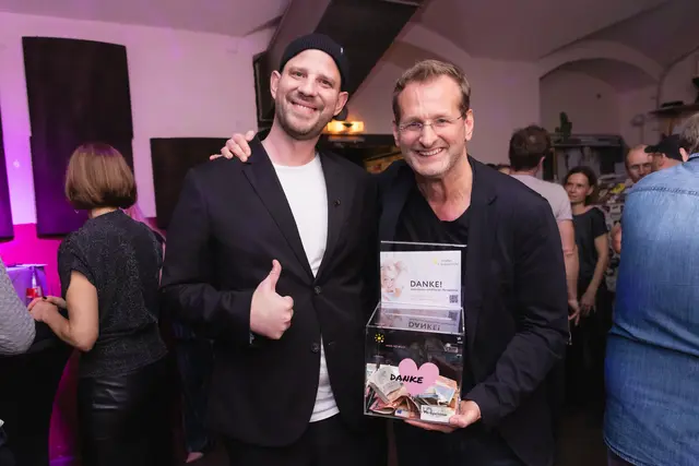 Rene Mulle von der Krebshilfe mit Geburtstagskind Andreas Ferner (r.) | Foto: Monika Fellner