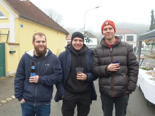 Drei der Piringer Jugend-Burschen unterstüzten ebenfalls den örtlichen Adventmarkt.  | Foto: Vanessa Wittmann