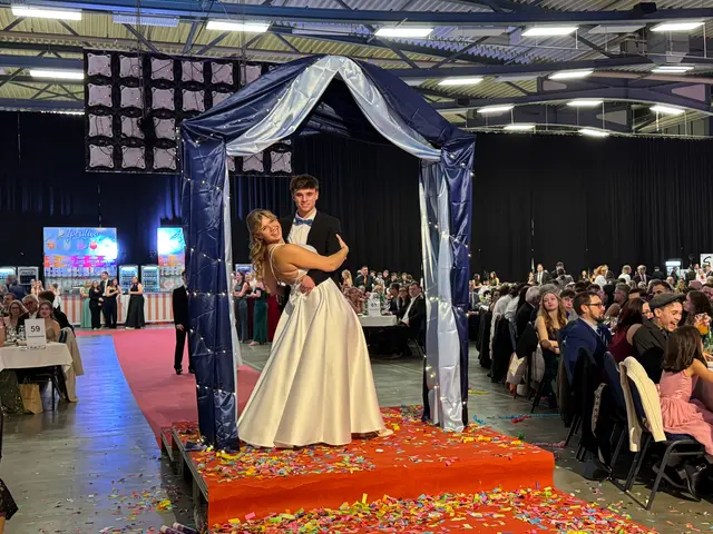 Vorstellung der Maturanten und Maturantinnen und deren Tanzpartnern und Tanzpartnerinnen | Foto: Laura Alber
