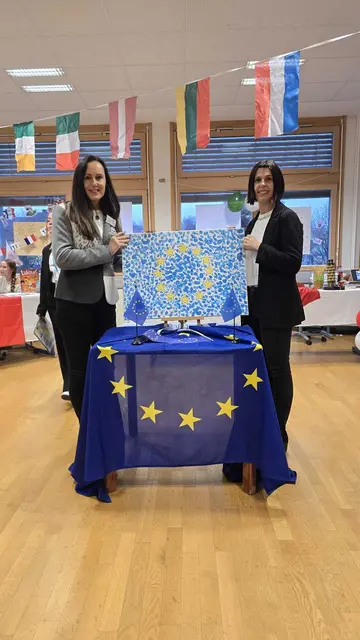 EUROPABILDUNG groß geschrieben.
Mit dem Programm Erasmus+ und der Initiative der EU-Parlaments-Jugendbotschafterschüler setzt die HLW Spittal in ganz Oberkärnten ein einzigartiges Zeichen für Zukunftsbildung für die Jugendlichen.

Der Zuspruch und die Freude an den vielen europabezogenen Projekten freut besonders Christine Hensel (li.) und Melanie Lang (re.) sowie den Promotor der Aktivitäten Direktor Adolf Lackner