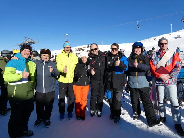 Bgm. Helmut Ladner, Bgm. Michael Zangerl, LH Anton Mattle, NR Margreth Falkner, Aufsichtsratsvorsitzender Christoph Mallaun, Bergbahnen See-Geschäftsführer Mathäus Tschiderer, Kappler Bergbahnen Vorstand Andreas Kleinheinz und Diakon Herbert Scharler bei der Segnung der neuen Anlagen im Schigebiet von See. 